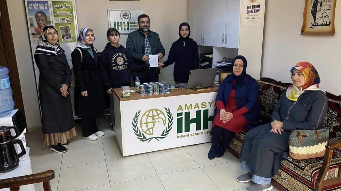 Amasya'da öğrenciler biriktirdikleri parayı Filistin'e bağışladı
